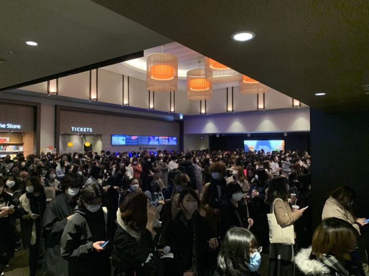 《咒术回战 剧场版》日本平安夜0时开演，15000人挤爆影院