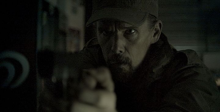 《零和一》伊桑·霍克挑战一人分饰两角疫情期间开拍“比亲身上阵拍动作片还危险”
