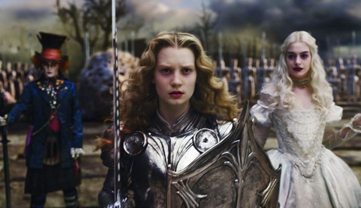 《爱丽丝梦游仙境》约翰尼·德普、安妮·海瑟薇和海伦娜·伯翰·卡特红白皇后大飙演技