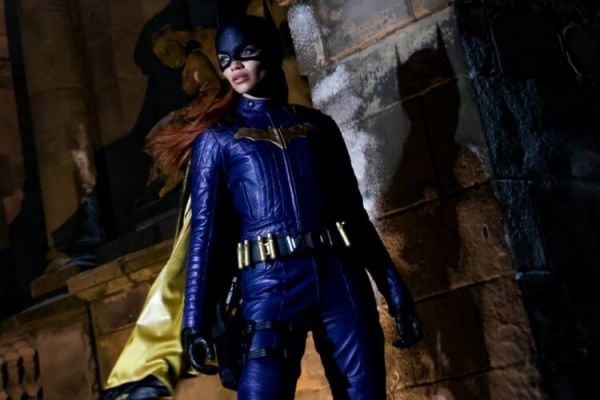《蝙蝠女》最新的片场图像曝光！可见布兰登·费舍饰演的“萤火虫”在高谭市纵火