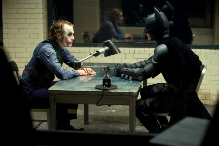 回顾《黑暗骑士》交手“小丑”希斯·莱杰，克里斯蒂安·贝尔：他让蝙蝠侠看起来愚笨无趣！