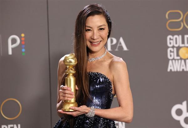 60岁杨紫琼《瞬息全宇宙》夺首座金球奖，曝初到好莱坞并不顺遂