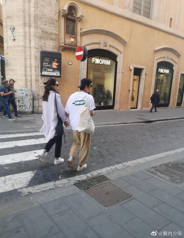 宋仲基牵手孕妻散步罗马街头，网友巧遇赞本尊超年轻