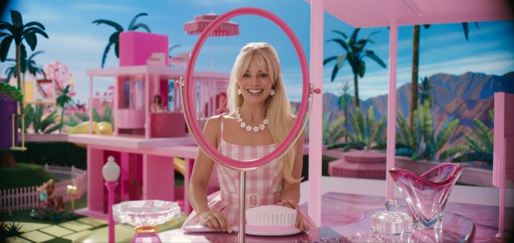 《Barbie芭比》女孩们的恶梦大盘点：剪发、劈腿超NG！电影版揭露3大无法忽视的人生残酷面