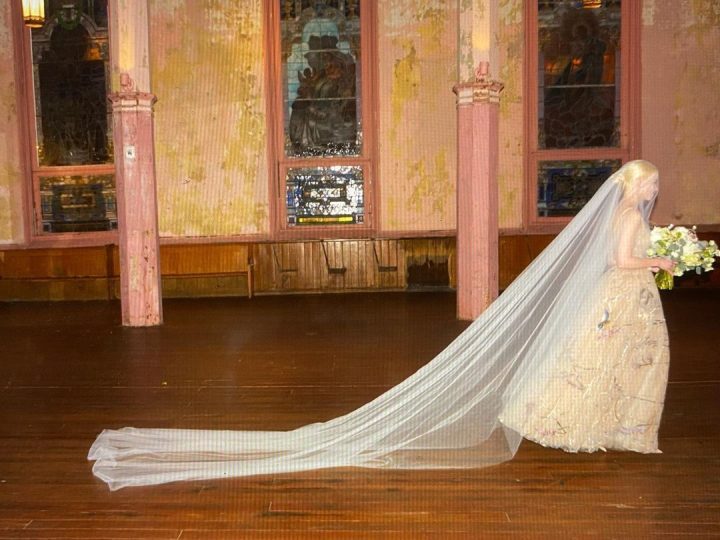 「后翼弃兵」女星安雅·泰勒-乔伊公开婚纱照，庆祝结婚2周年