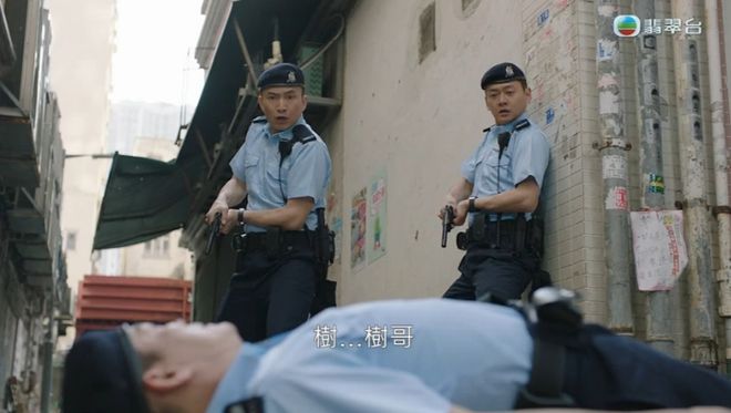 昨晚TVB警匪剧开播啦！可惜那位2月去世的男星一出场就被“砰”一枪击中！